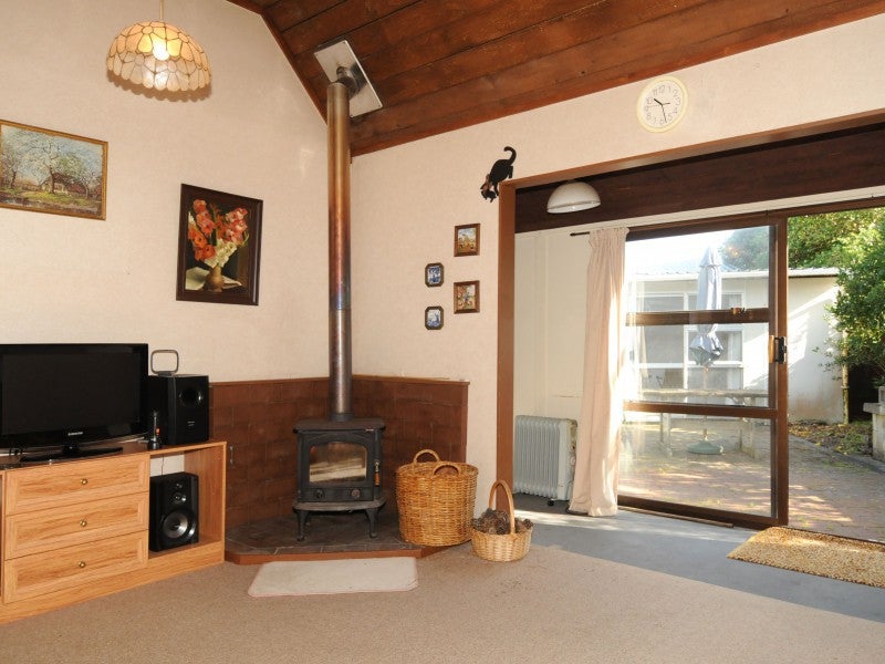 3 Sarah Street, Waikawa Beach, Levin - Carousel 2