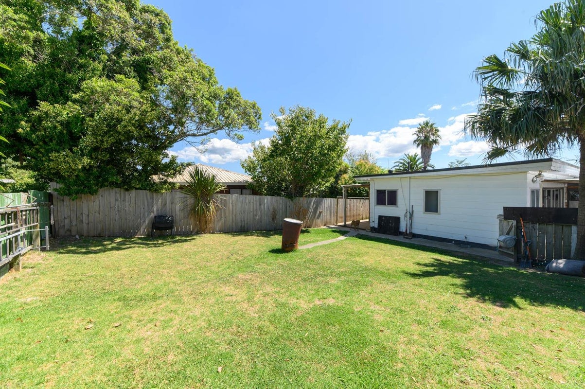 2/24 Newington Road, Henderson, Auckland - Carousel 1