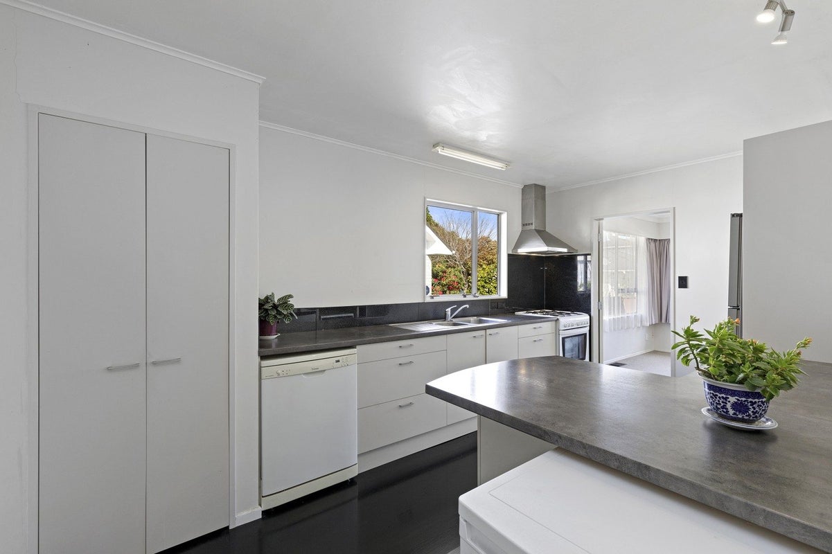 27 St Columbans Grove, Boulcott, Lower Hutt - Carousel 1