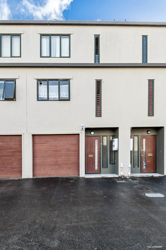 4/12 Ambrico Place, New Lynn, Auckland - Carousel 1