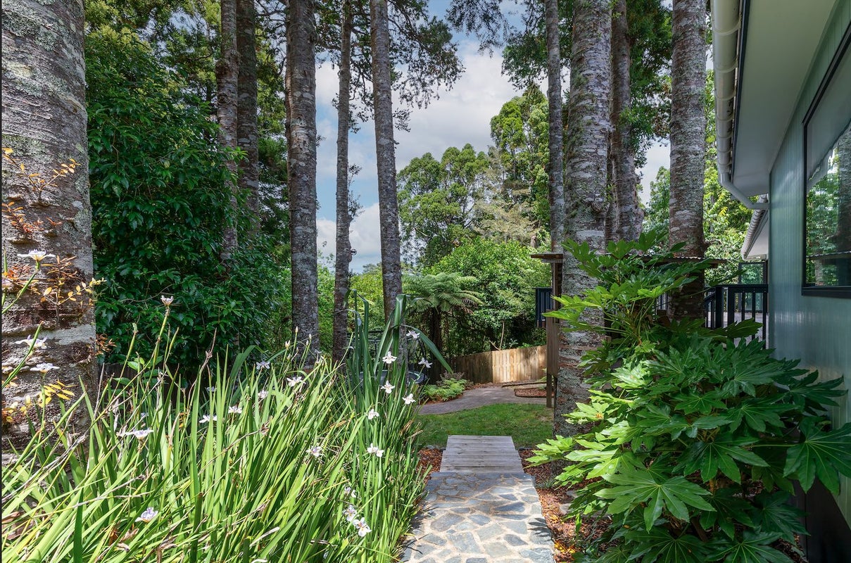44 Hollywood Avenue, Titirangi, Auckland - Carousel 22