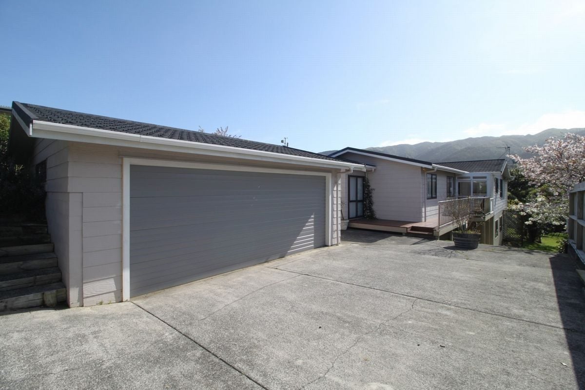 31 Coates Street, Tawa, Wellington - Carousel 2