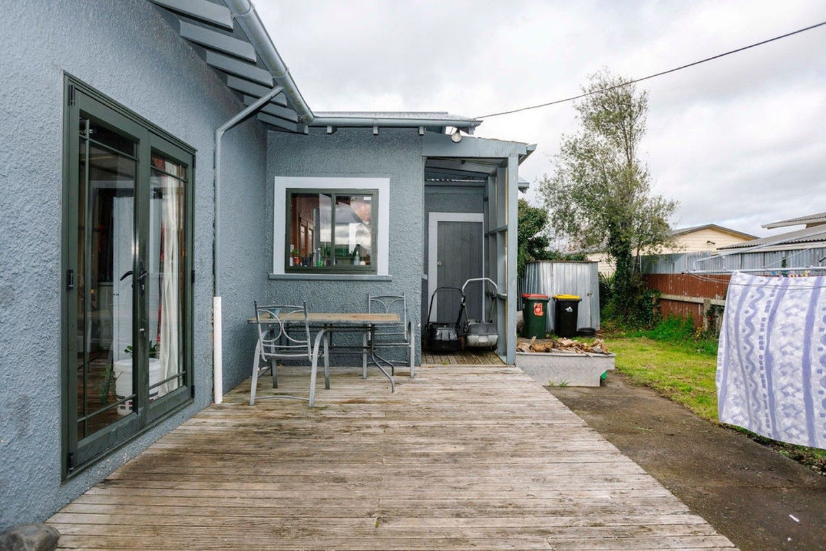 245 High Street, Dannevirke - Carousel 21