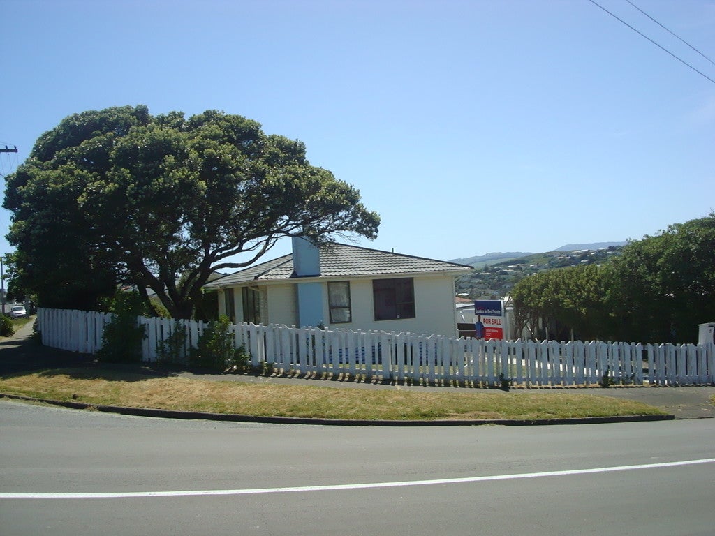 8 Te Puke Street, Titahi Bay, Porirua - Carousel 1