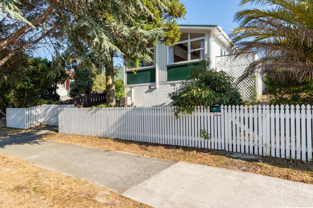 51 California Drive, Totara Park, Upper Hutt - Carousel 1