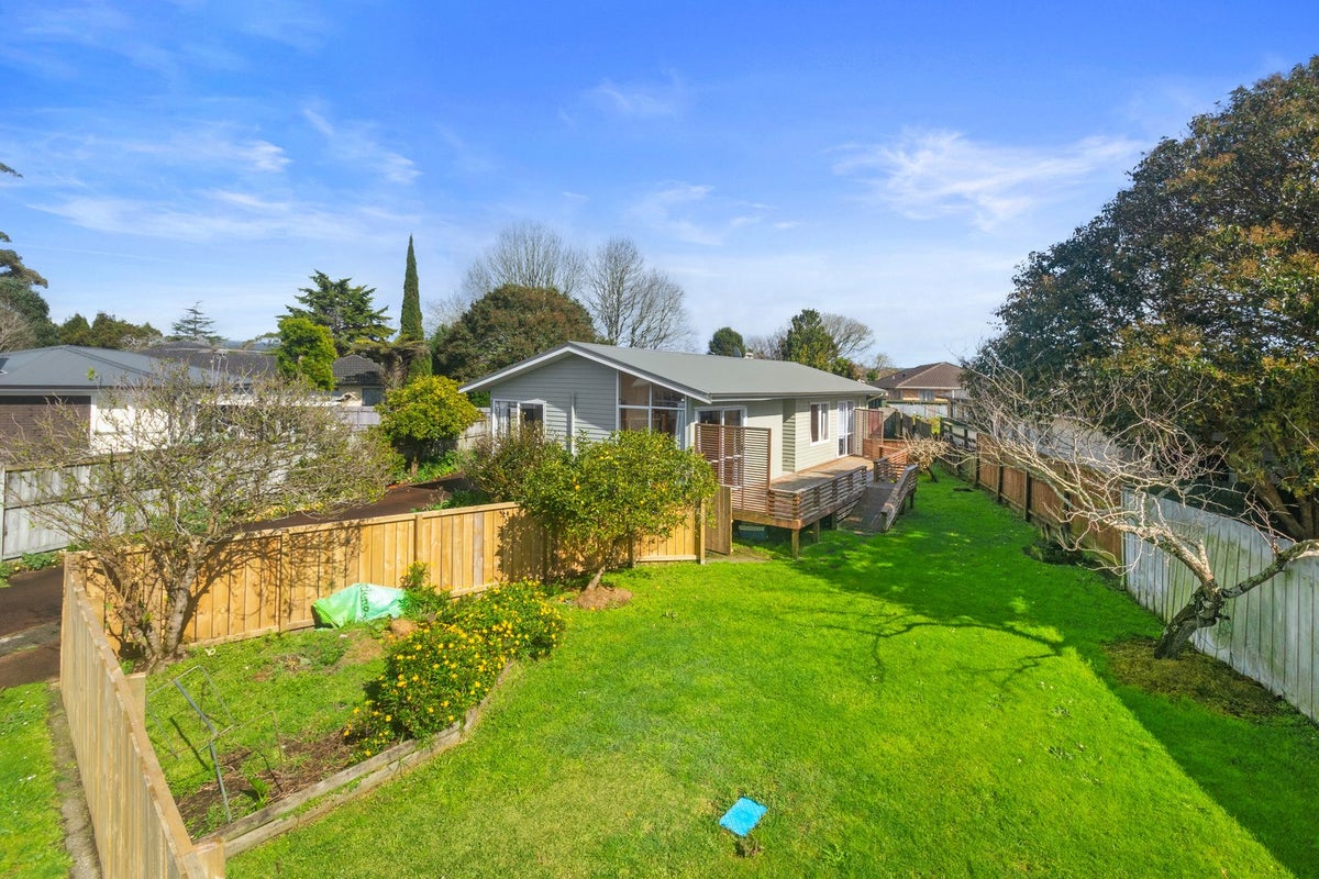 3 Hughdene Place, Henderson, Auckland - Carousel 1