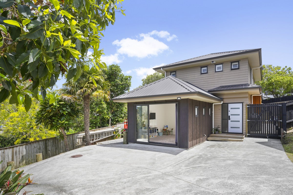 18A Cottam Grove, Northcross, Auckland - Carousel 1
