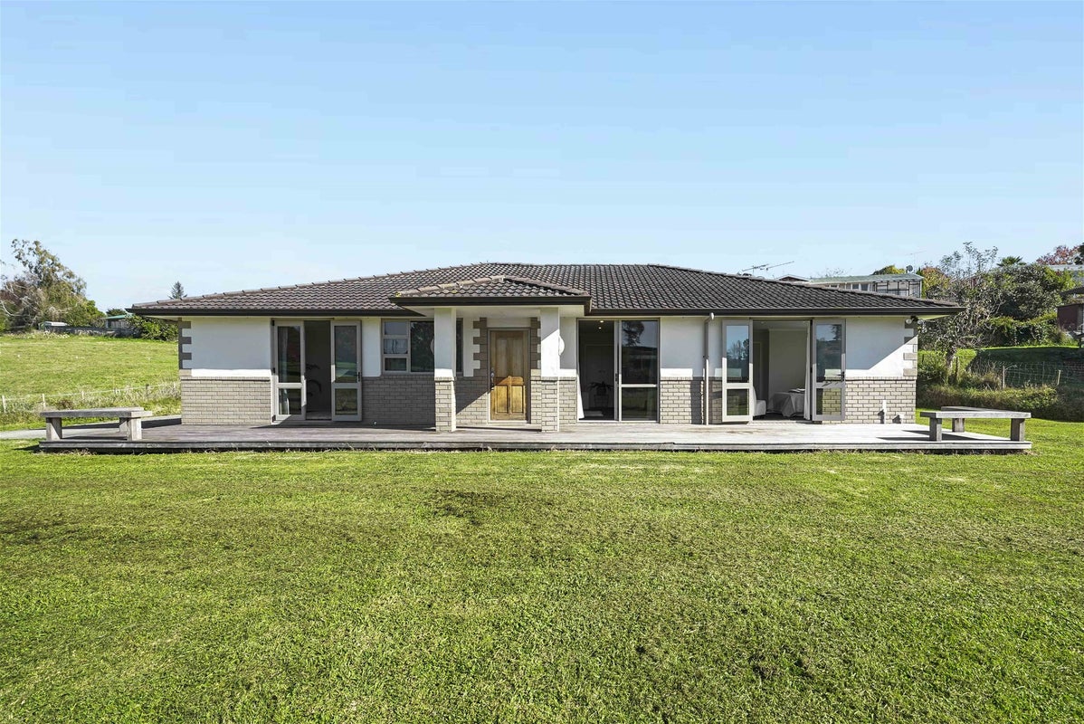 52 Exeter Street, Glenview, Hamilton - Carousel 2