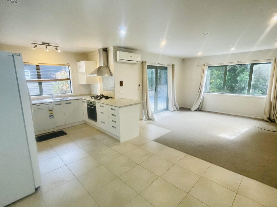7 Takahe Road, Titirangi, Auckland - Carousel 2