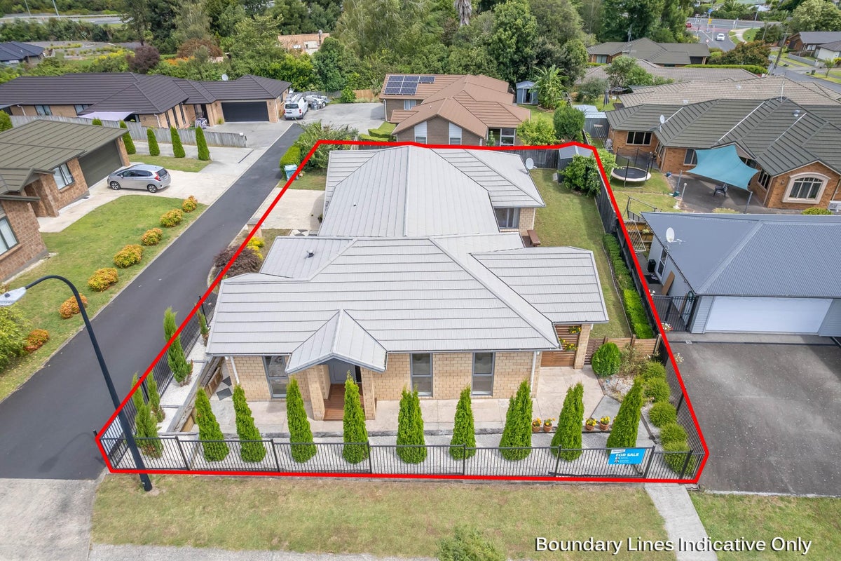 4 Cabourne Drive, Glenview, Hamilton - Carousel 1