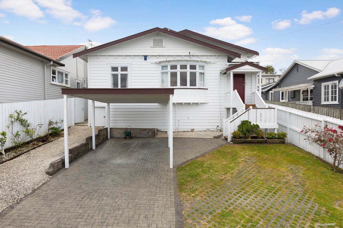 4 Hayr Road, Three Kings, Auckland - Carousel 1