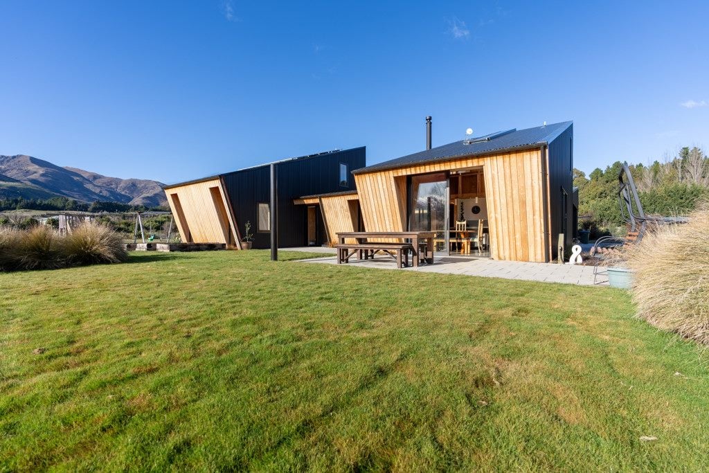 20 Long Grass Place, Hawea Flat, Lake Hawea - Carousel 2