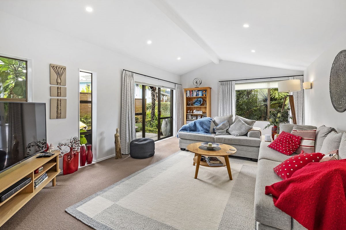 14 Mckeefry Grove, Tawa, Wellington - Carousel 2
