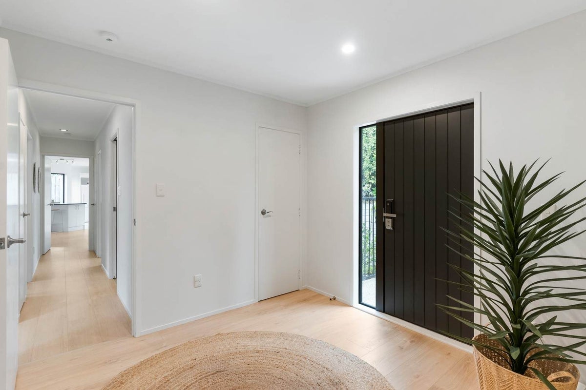 2/865 Beach Road, Waiake, Auckland - Carousel 2
