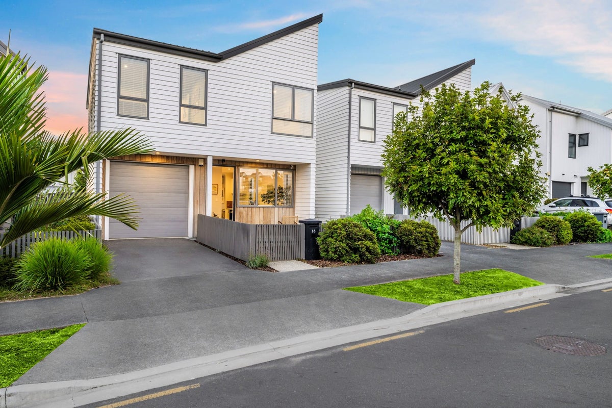 16 Te Nohotu Road, Glen Innes, Auckland - Carousel 1