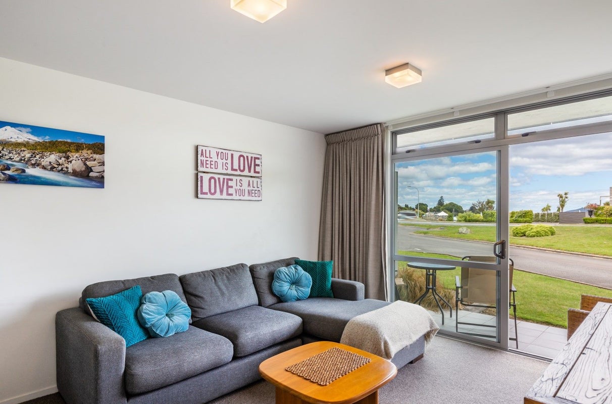 300 Lake Terrace, Two Mile Bay, Taupo - Carousel 1