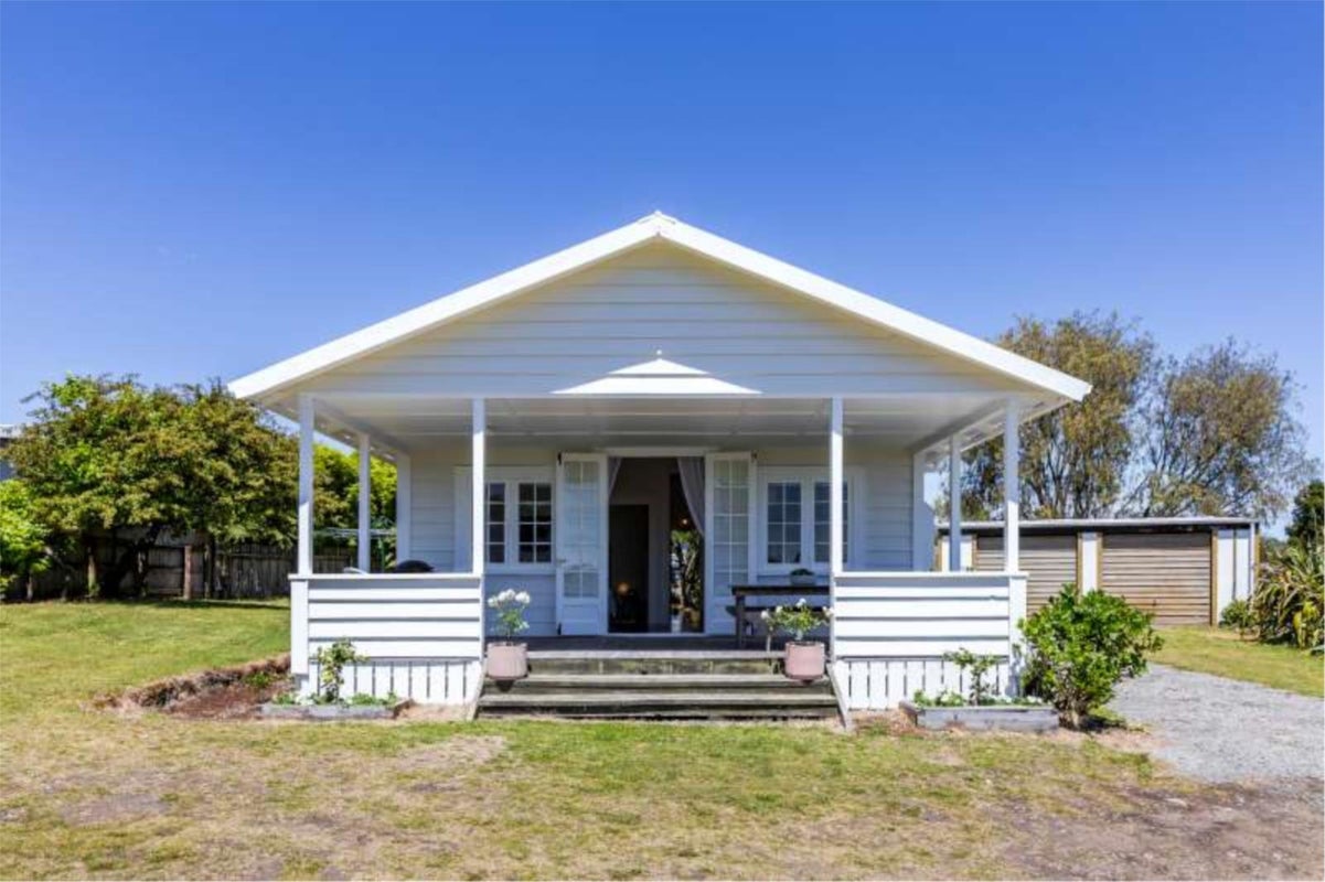 3 Bernard Street, Two Mile Bay, Taupo - Carousel 1