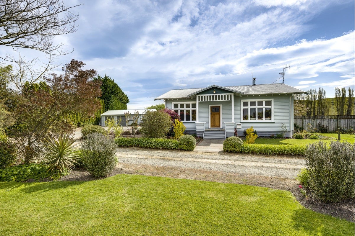 137 Swamp Road, Fernhill, Napier - Carousel 1