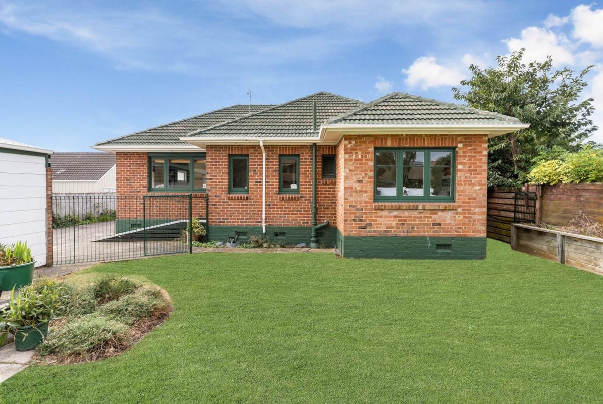 2/8 Kingswood Road, Papatoetoe, Auckland - Carousel 1