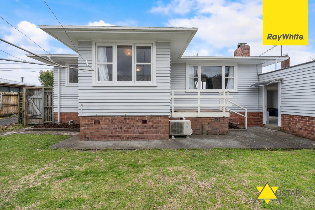 11 Graham Avenue, Te Atatu Peninsula, Auckland - Carousel 2