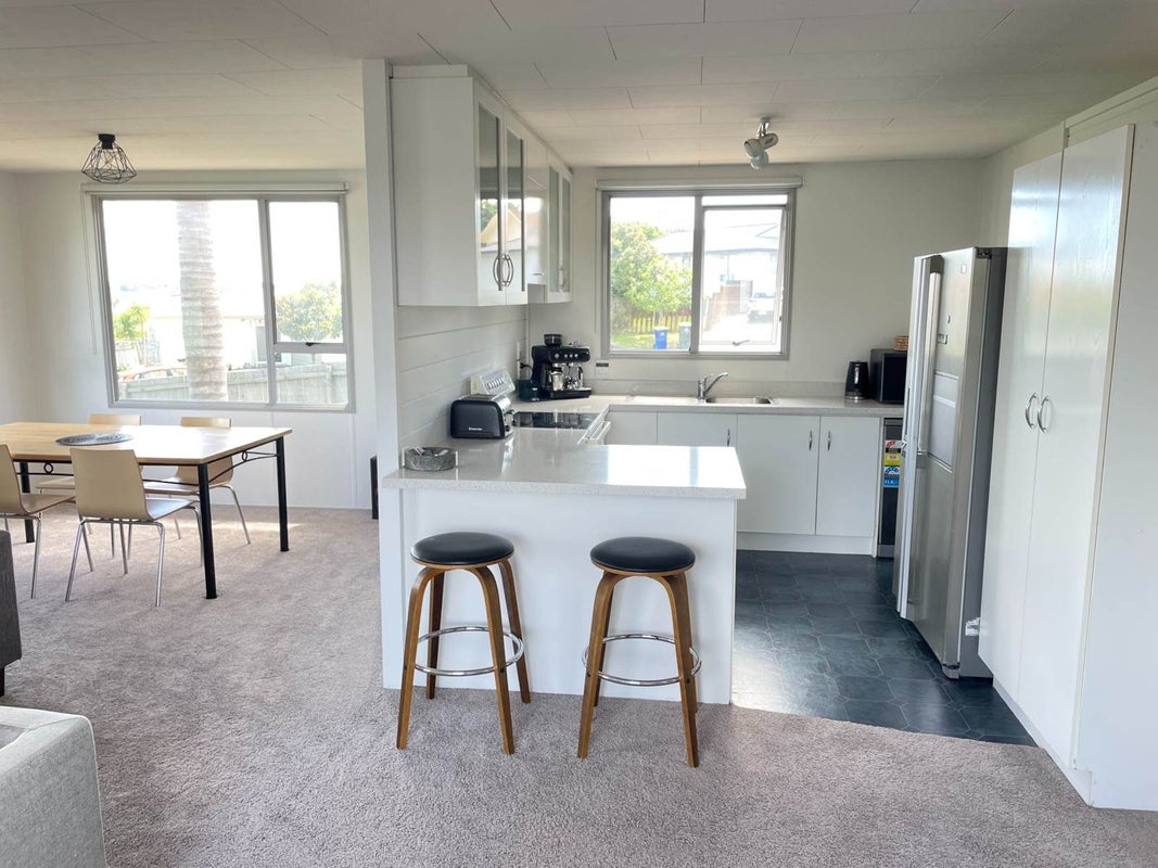1/17 Grenadine Place, Unsworth Heights, Auckland - Carousel 2