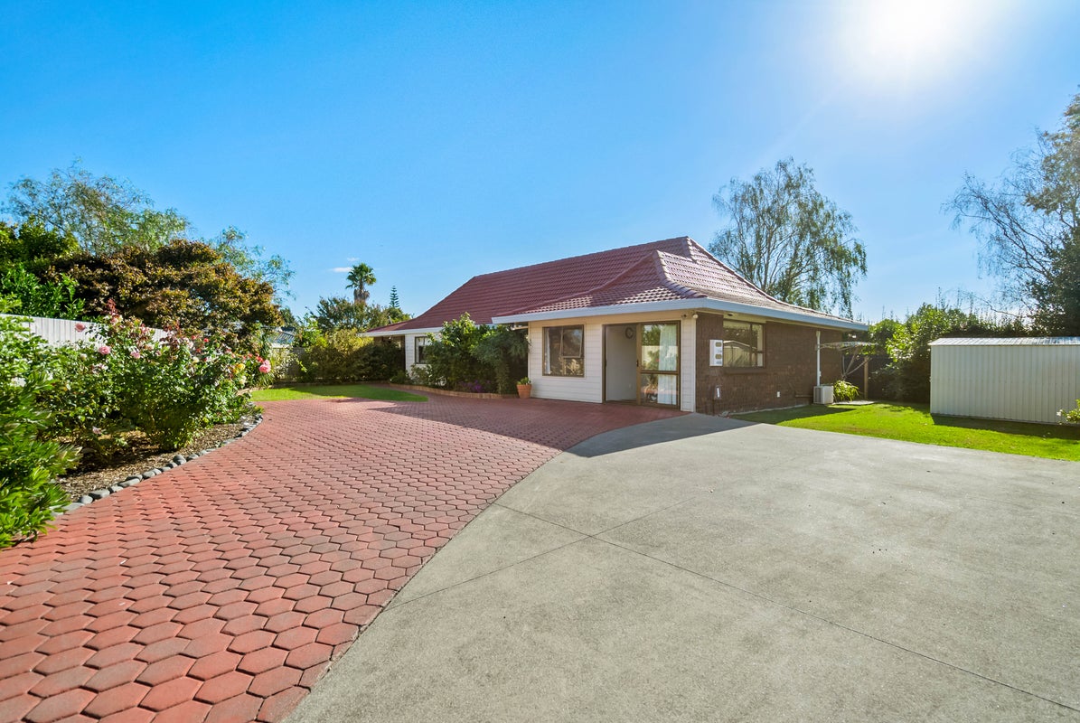 7 Walter Strevens Drive, Conifer Grove, Takanini - Carousel 1