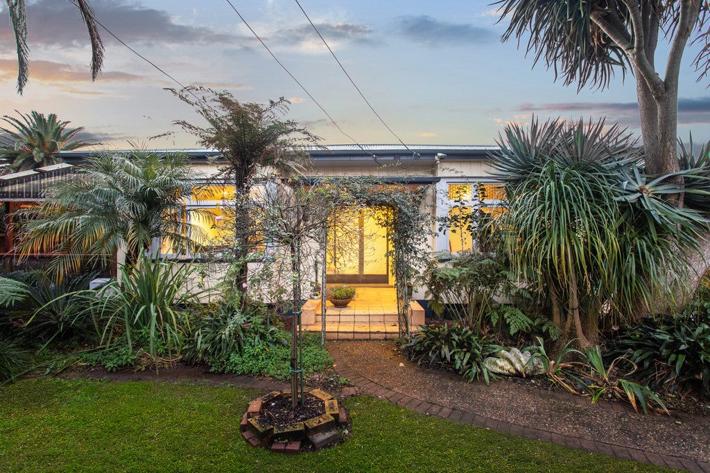 11 William Street, Mangere East, Auckland - Carousel 1