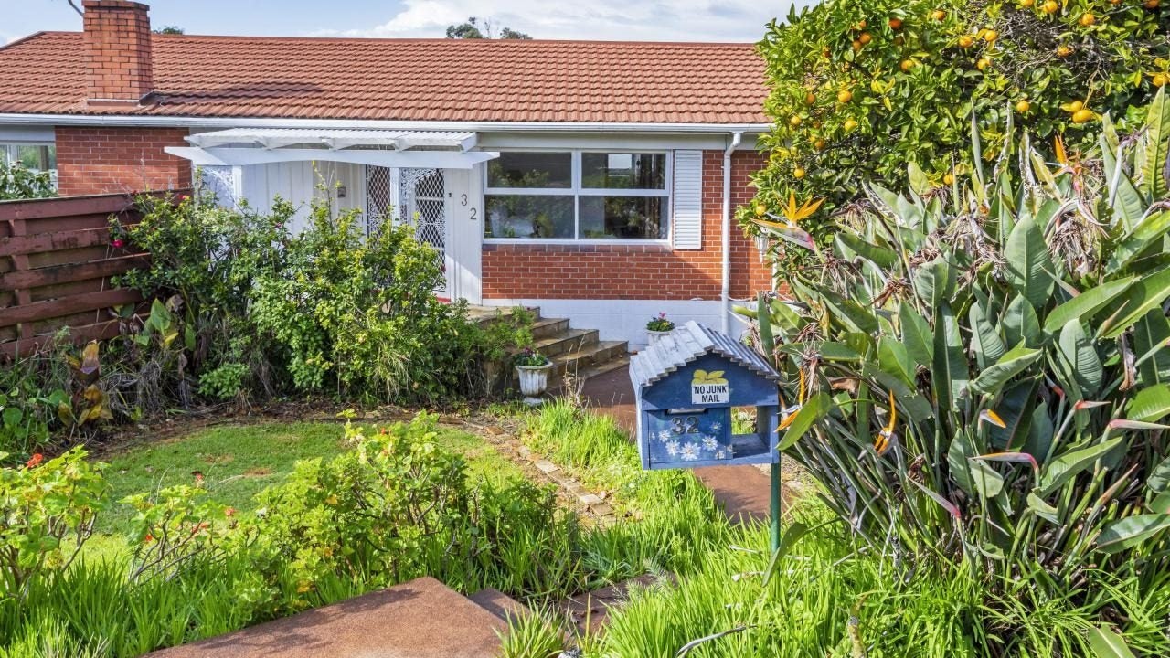 32 Pegler Drive, Howick, Auckland - Carousel 1