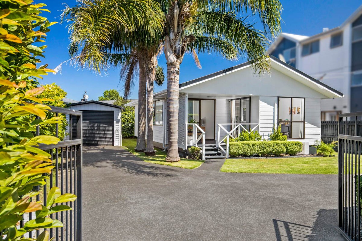 1/6 Yeovil Road, Te Atatū Peninsula, Auckland - Carousel 1