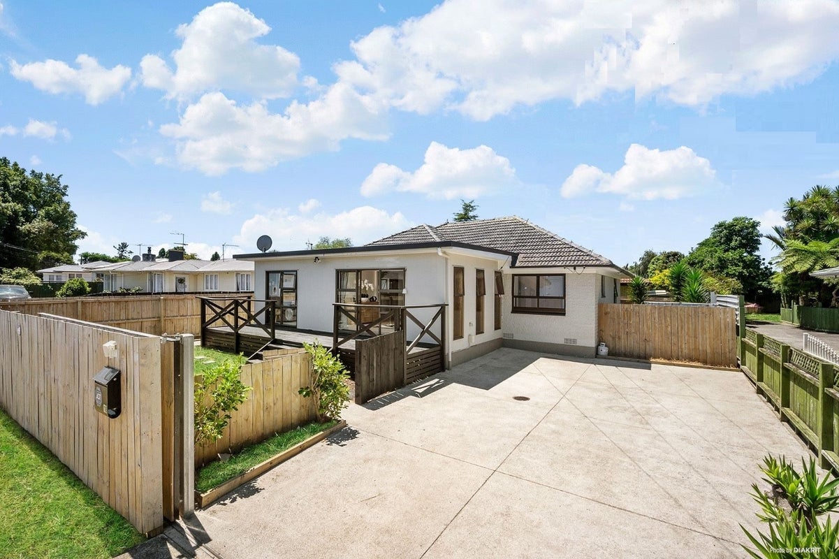 18 Rollerson Street, Papakura, Papakura - Carousel 1