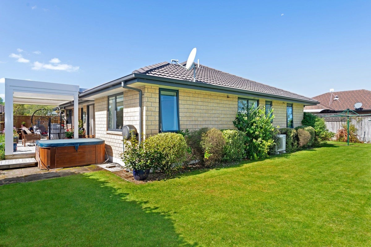 32 Sterling Park, Lytton West, Gisborne - Carousel 21