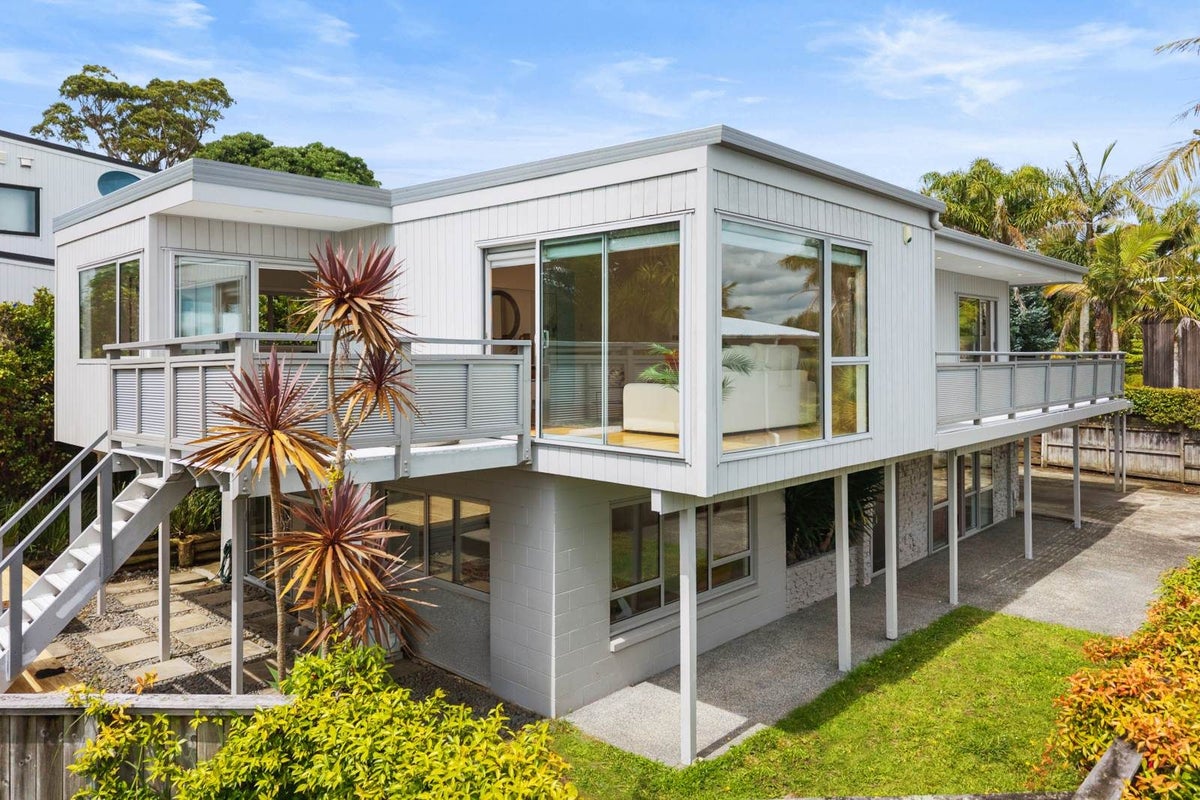 2/598 Beach Road, Rothesay Bay, Auckland - Carousel 2