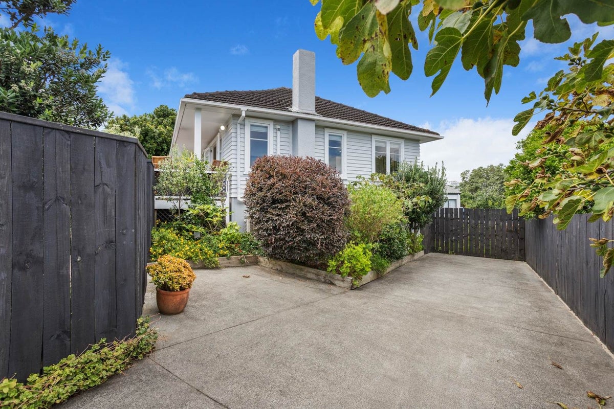 2 Quiet Street, Te Atatu South, Auckland - Carousel 2