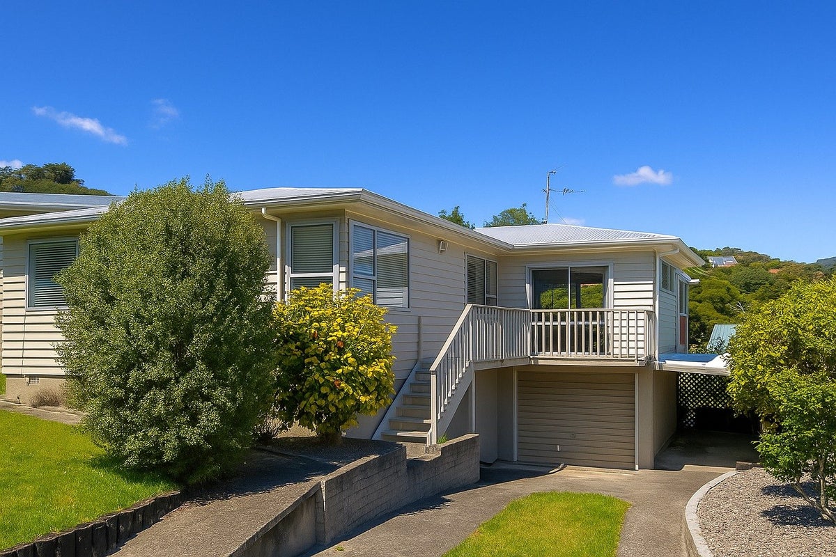 4 Spey Place, Papakowhai, Porirua - Carousel 1