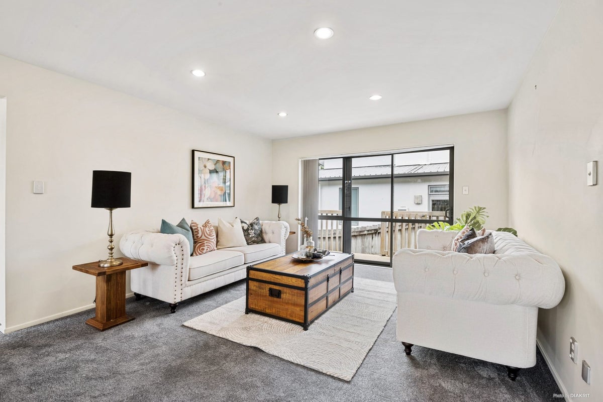 20 Borneo Drive, Fairview Heights, Auckland - Carousel 2