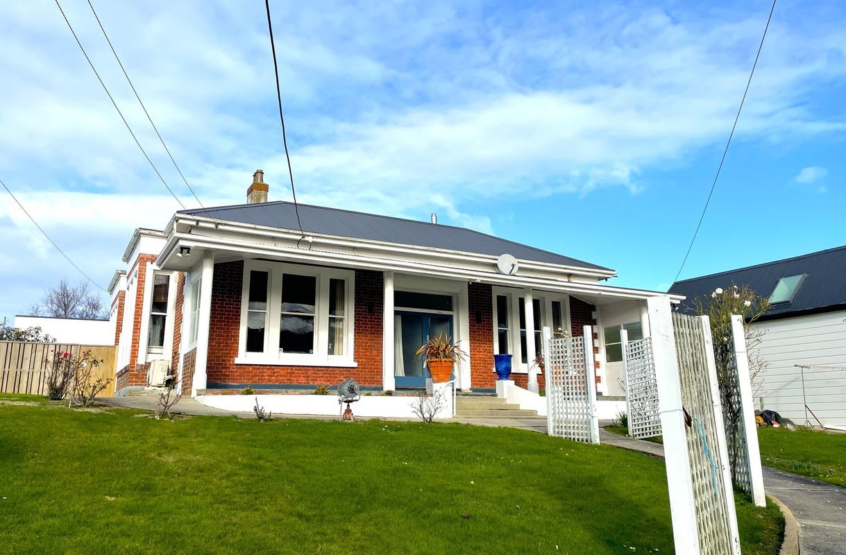 9 Sandringham Street, Saint Clair, Dunedin - Carousel 1