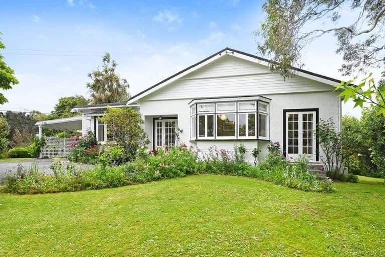 10 Prouse Grove, Silverstream, Upper Hutt - Carousel 1