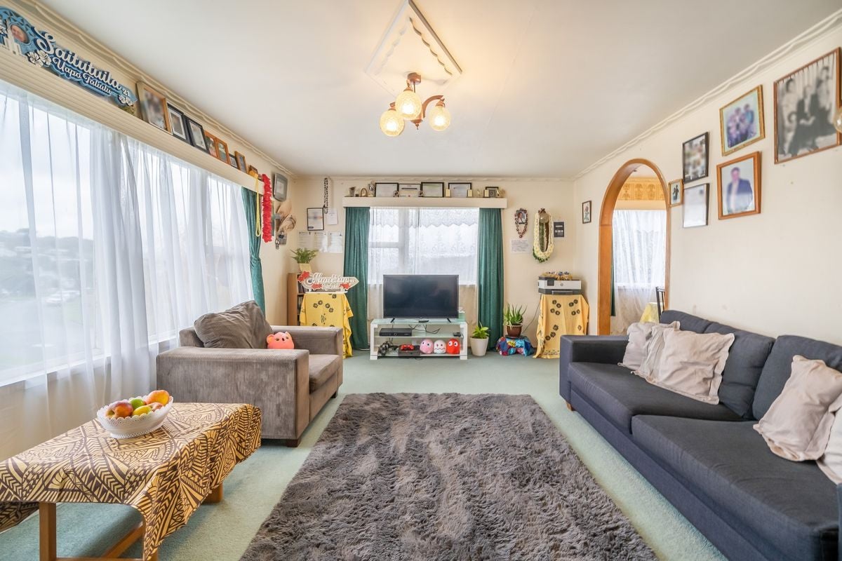 39 Beaumaris Crescent, Ascot Park, Porirua - Carousel 1