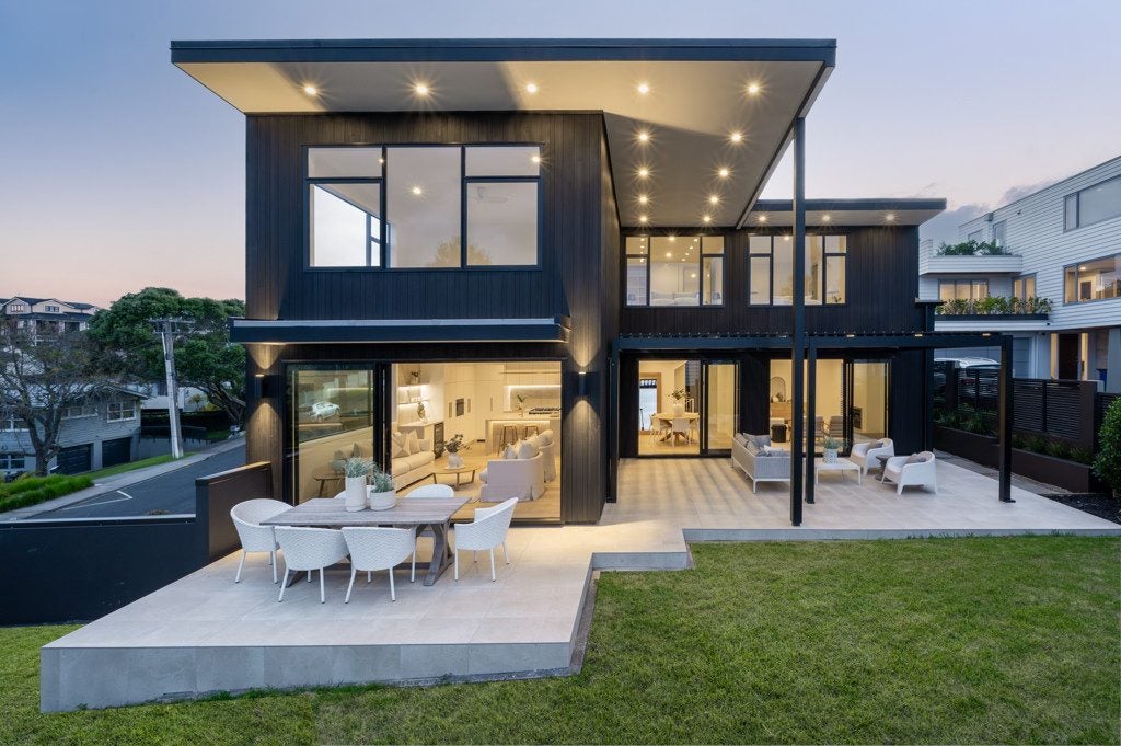 18A Eastcliffe Road, Castor Bay, Auckland - Carousel 1