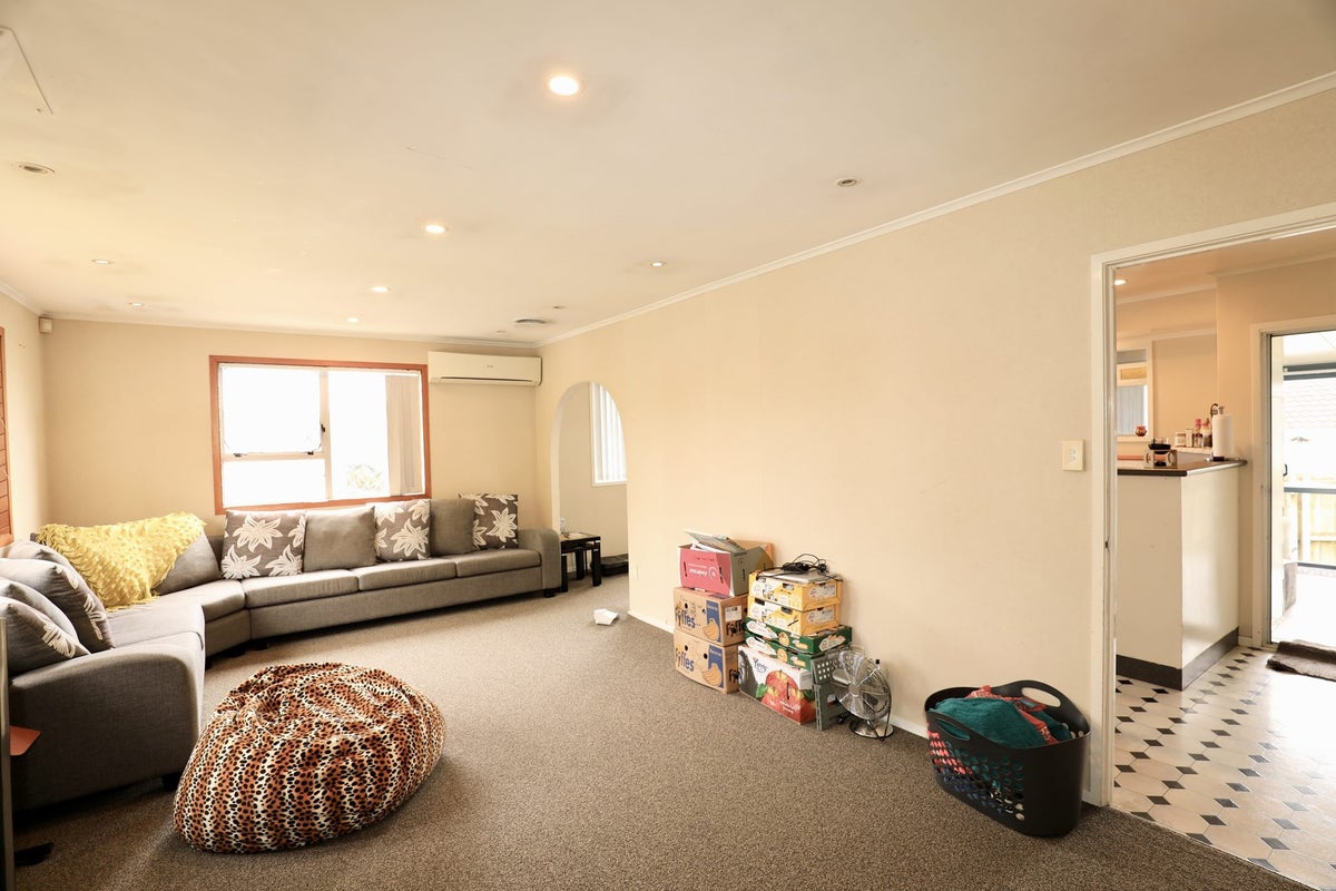 21 Sikkim Crescent, Clover Park, Auckland - Carousel 2