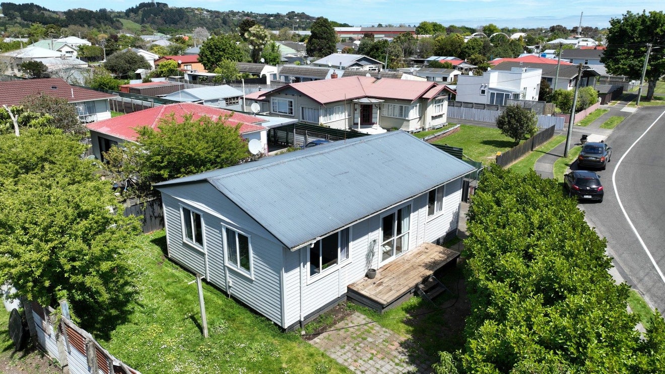 32 Talbot Street, Whanganui East, Whanganui - Carousel 1