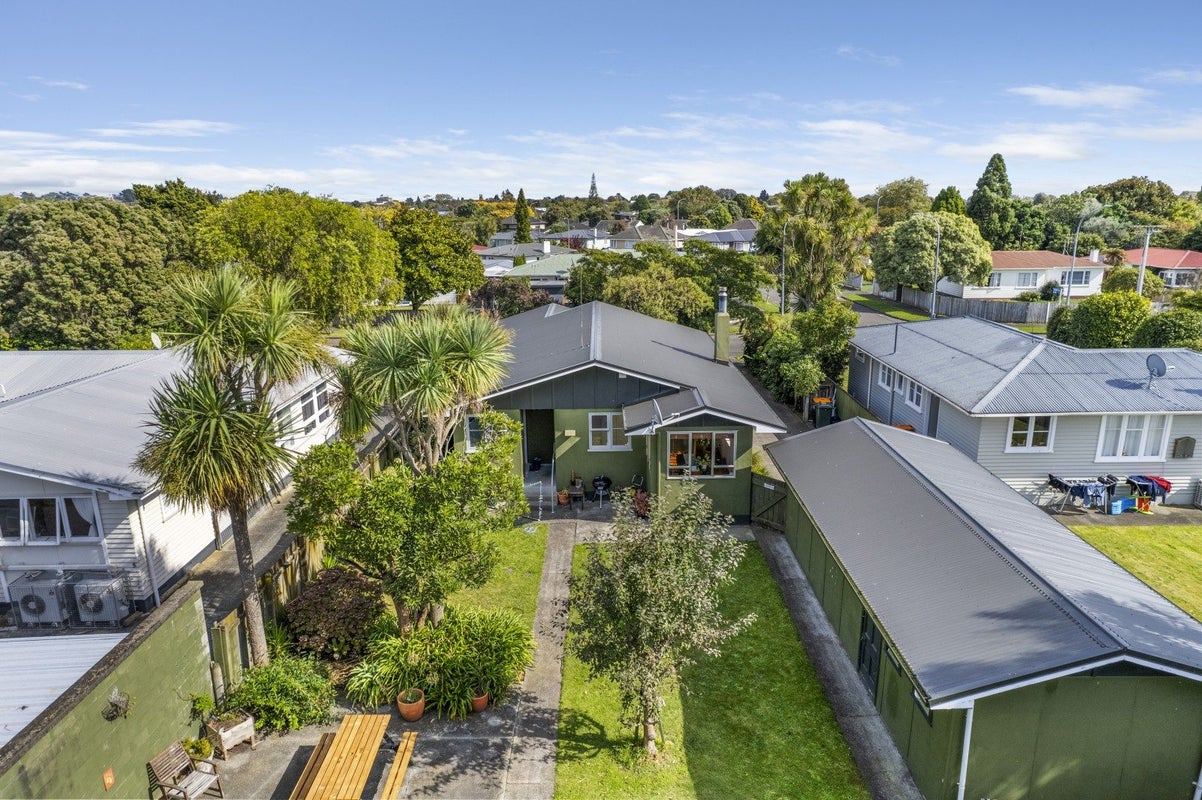 27 Waterloo Crescent, Hokowhitu, Palmerston North - Carousel 1