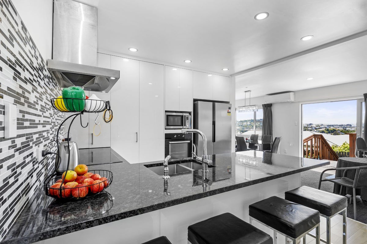 25 Griffiths Grove, Newlands, Wellington - Carousel 2