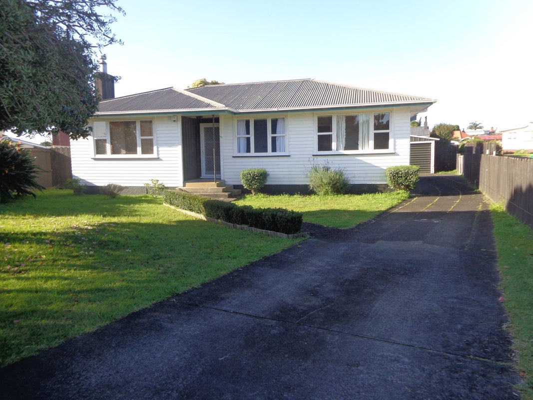 45 Graham Avenue, Te Atatu Peninsula, Auckland - Carousel 1