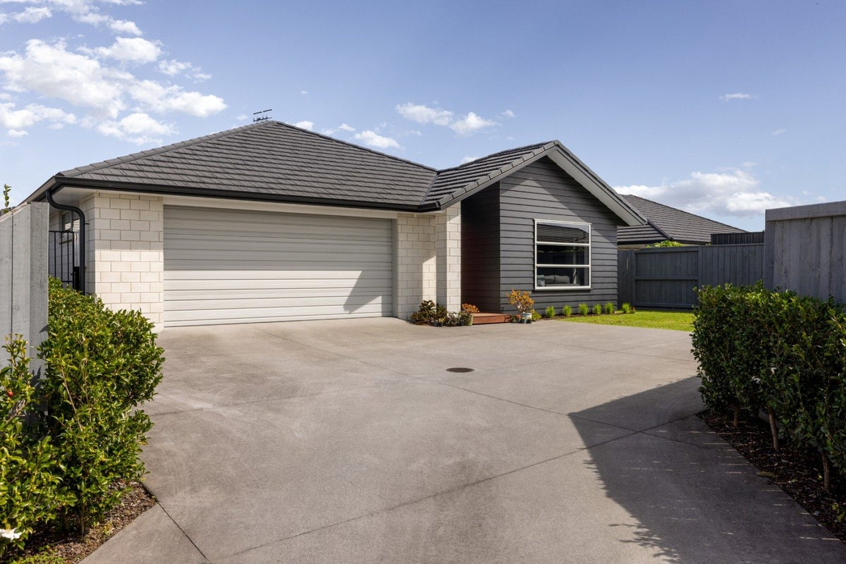 29 Fearnley Grove, Pyes Pa, Tauranga - Carousel 1