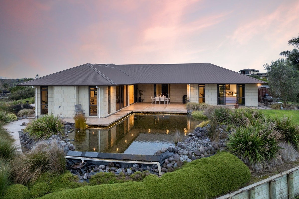 7 Stonebridge Road, TEMPLE VIEW, HAMILTON - Carousel 1