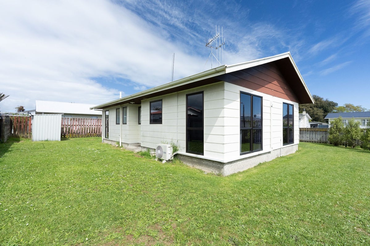 11 Balmoral Street, Levin, Levin - Carousel 1