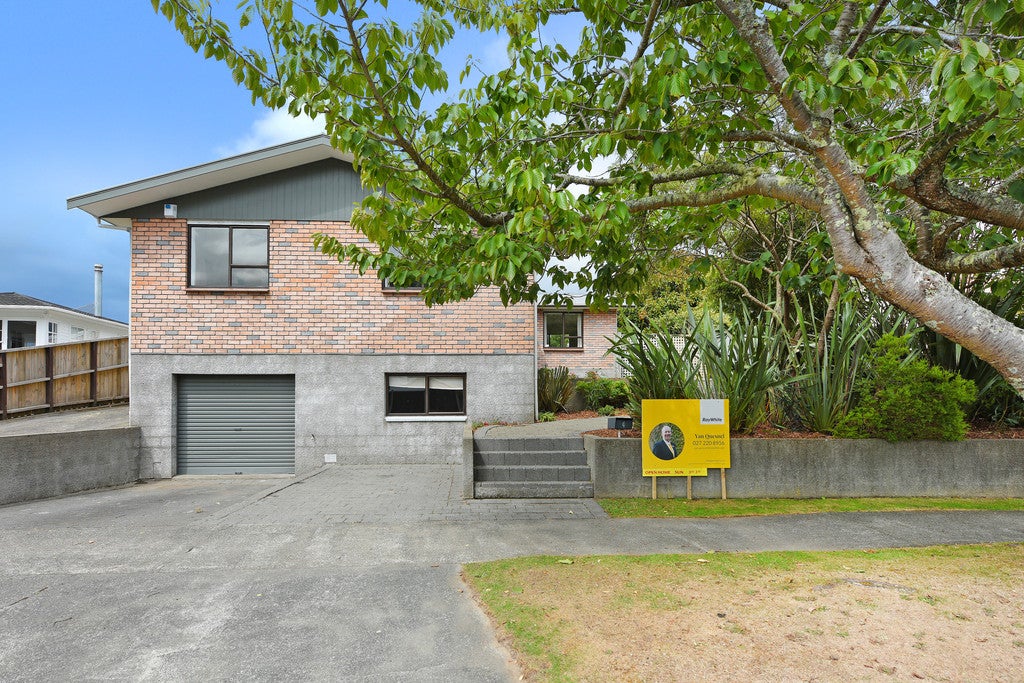 4 Montana Road, Totara Park, Upper Hutt - Carousel 1