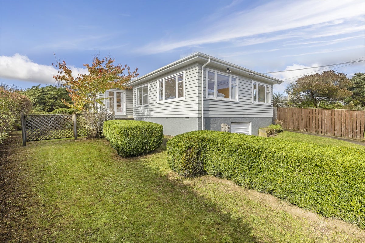 41 Redwood Avenue, Tawa, Wellington - Carousel 1
