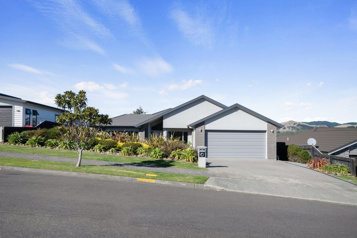 11 Paparoa Crescent, Aotea, Porirua - Carousel 1